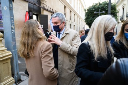 Antonia S. Villanueva, subdirectora de La Voz, charla con Juan de la Cruz Belmonte, delegado de Salud, en el exterior del Cervantes.