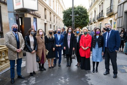 Autoridades políticas y representantes de LA VOZ, en el exterior del Cervantes.