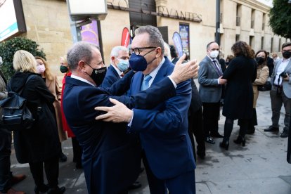 Jerónimo Parra, presidente de la Cámara de Comercio, saluda a Pedro M. de la Cruz, director de La Voz de Almería.