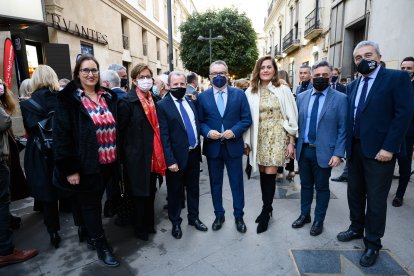 Miembros del grupo municipal socialista con representantes de LA VOZ.