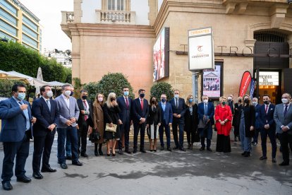 Autoridades políticas de Almería y Junta de Andalucía con el staff de La Voz de Almería.