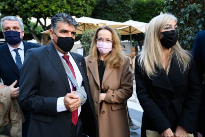 Miguel Cazorla, portavoz de Cs en el Ayuntamiento de Almería, habla con Antonia S. Villanueva, subdirectora de La Voz.