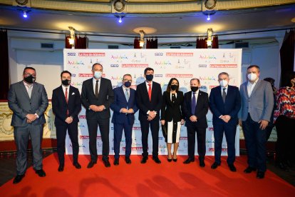 Juan Marín y Marta Bosquet con representantes de La Voz de Almería y del empresariado almeriense.