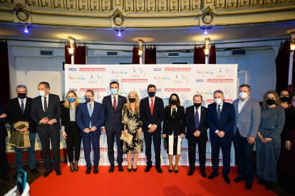 Autoridades políticas de Almería y de la Junta de Andalucía con parte del equipo de La Voz de Almería.