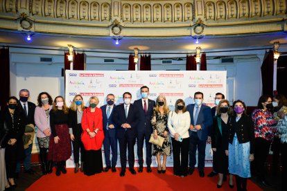 Autoridades políticas con parte del staff de La Voz de Almería.