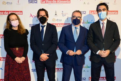 Representantes de La Voz de Almería con miembros de Ciudadanos Almería.