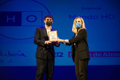 Premio del Turismo Almeriense en la modalidad Empresa para Mundo HO. Lo recoge Pedro Olivencia Muñoz, CEO de HO, de manos de Maribel Sánchez Torregrosa, delegada de Gobierno de la Junta en Almería.