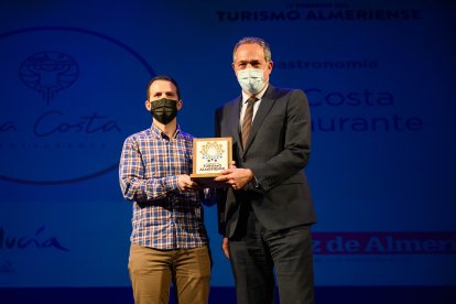 Premio en la categoría Gastronomía para Restaurante La Costa de El Ejido. Recoge Jorge Castillo, maitre de La Costa. Lo entrega Vicente García Egea, delegado de Turismo, Regeneración, Justicia y Administración Local de la Junta en Almería.