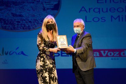 El premio en la categoría de Atractivo Turístico es para el yacimiento arqueológico de Los Millares. Recoge Patricia del Pozo, consejera de Cultura y Patrimonio Histórico de la Junta. Entrega: Manuel de la Fuente, subdelegado del Gobierno en Almería.