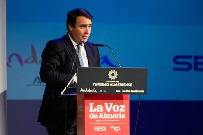 Fernando Giménez, diputado de Turismo de la Diputación de Almería, interviene en el Cervantes en la recta final de la gala.