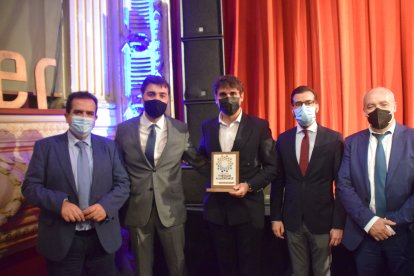 El diputado Antonio Jesús Rodríguez, Gabriel Olivencia, Pedro Olivencia, el diputado Álvaro Izquierdo y Juan Cayuela, director regional de Unicaja.