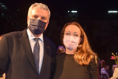 El delegado de Salud de la Junta, Juan de la Cruz Belmonte, y la subdirectora de La Voz de Almería, Antonia Sánchez Villanueva.