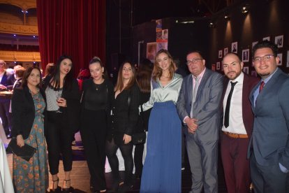 La presentadora de la gala, Ana Márquez,  con comerciales de La Voz de Almería y Cadena SER.