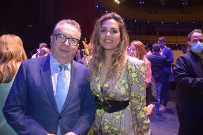 Pedro Manuel de la Cruz, director de La Voz de Almería, y Alejandra Abad, gerente de Muebles Mago.