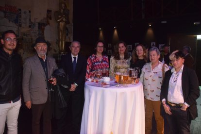Juan Cortés, el alcalde de Albox, Francisco Torrecillas; Francisco Díaz Casimiro, Lidia, Carmen Aguilar y Mari Lola del PSOE; Antonia Sánchez Villanueva, subdirectora de La Voz de Almería, y Tania Oliver.