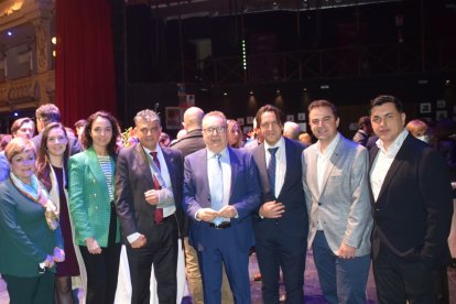 María José Navarro, Cloti Salvador, Noelia García, Miguel Cazorla y Rafael Burgos de Ciudadanos con el director de La Voz de Almería, Pedro Manuel de la Cruz.
