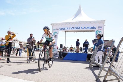 Salida de una ciclista femenina.