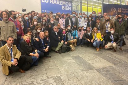 Los populares almerienses desplazados a Sevilla con Juanma Moreno, presidente de la Junta de Andalucía.