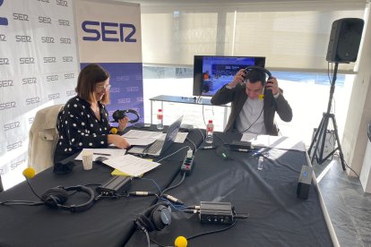 Juanma Moreno, momentos antes de ser entrevistado por Ángels Barceló en la Cadena SER.