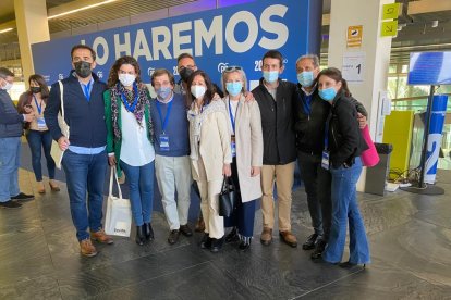 Compromisarios con el alcalde de Madrid, José Luis Martínez Almeida.