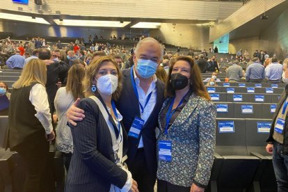 Carmen Crespo, a la derecha, con Esteban González Pons.