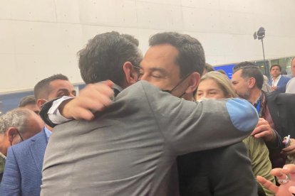 Abrazo entre Juanma Moreno y Ramón Fernández-Pacheco.