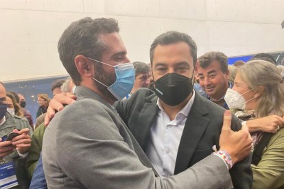 Ramón Fernández-Pacheco, alcalde de Almería, es felicitado por Juanma Moreno, presidente de la Junta.