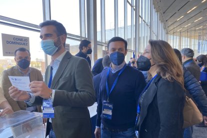 El alcalde de Almería enseña su voto.