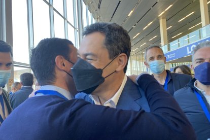 Abrazo entre los presidentes almeriense y andaluz del PP.