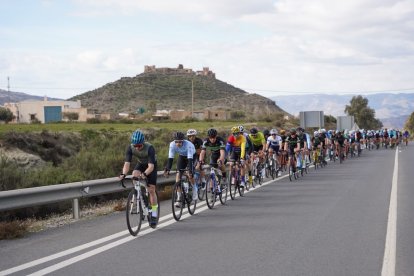El pelotón a su paso por Tabernas.