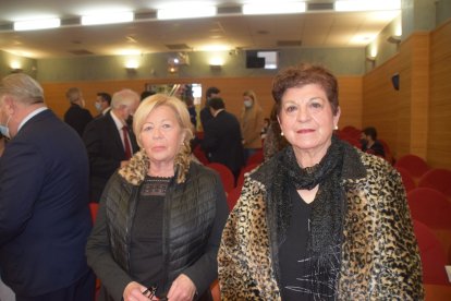 María del Carmen González y Cristina González, presidenta de Feafes Almería Salud Mental El Timón.