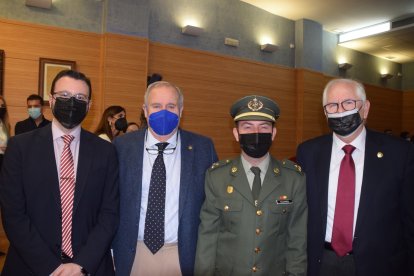 Antonio Nieva, delegación de Salud; Francisco José Martínez Amo, presidente del Colegio de Médicos; el capitán de la USBA de la Legión, Mario Olivares, y Emilio Gómez Lama, veterinario.