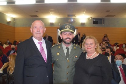 El capitán de la USBA de la Legión, Mario Olivares, con sus padres, Mario Olivares Horno y María del Carmen Rodríguez Rubio.