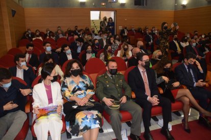 El evento se celebró en el salón de actos del Colegio Oficial de Médicos, que estaba abarrotado.