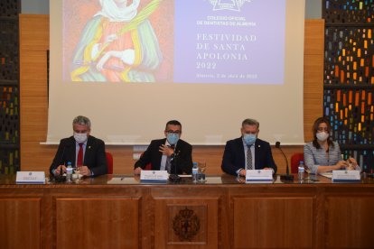 Mesa presidencial: Juan de la Cruz Belmonte, delegado de Salud; Indalecio Garrido, presidente del Colegio de Dentistas; Diego Cruz concejal de Cultura del Ayuntamiento de Almería, y María del Carmen Ramos, secretaria del Colegio de Dentistas.