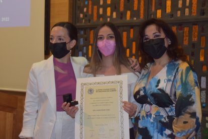 Isabel Pérez Oller recibe la insignia colegial de manos de Sonia Berbel e Isabel Godoy.