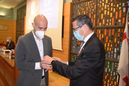 Francisco García Cobo recibiendo la medalla por los 25 años de colegiada de manos del presidente del Colegio de Dentistas.