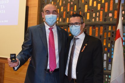 Bernardino Velázquez Navarrete pronunció unas palabras tras recibir la medalla en representación de sus compañeros de la promoción de 1996.