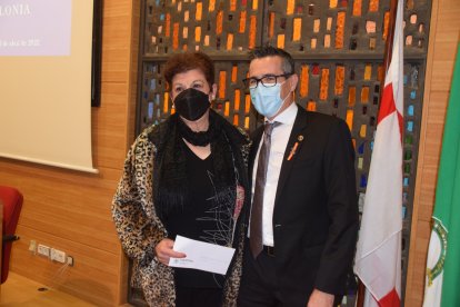 El presidente del Colegio de Dentistas, Indalecio Garrido, entrega un cheque a la presidenta de Feafes Almería Salud Mental El Timón, Cristina González.