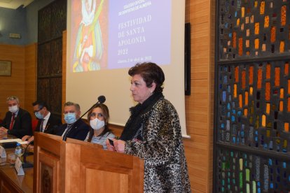 La presidenta de Feafes Almería Salud Mental El Timón, Cristina González, pronunciando unas palabras.
