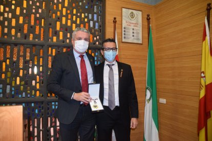 El delegado de Salud recibió la medalla de oro colegial de manos de Indalecio Garrido, presidente del Colegio de Dentistas.