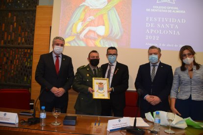 El capitán odontólogo Mario Olivares entregó un recuerdo de la USBA de la Legión al presidente del Colegio de Dentistas, Indalecio Garrido,