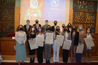 Nuevos colegiados de los años 2020 y 2021 que recibieron sus correspondientes diplomas e insignias colegiales.