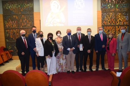 Representantes de los diferentes colegios profesionales relacionados con la salud, con el delegado de Salud y el presidente de los dentistas.