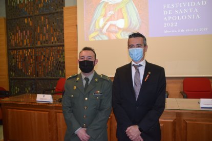 El capitán odontólogo de la Legión, Mario Olivares, con el presidente del Colegio de Dentistas.