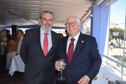 José Pérez, compartiendo charla con Emilio Gómez Lama, expresidente del Colegio de Veterinarios.
