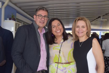 José Guerrero, Nadia Ruiz y Mercedes Ramos durante el cóctel tras el acto académico.