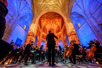 El público, que sobrepasó el aforo previsto en la Catedral, vivió intensamente cada pasaje.