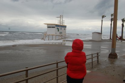 Algunas personas acudían a la playa para ver los efectos del oleaje. Foto de V.N.