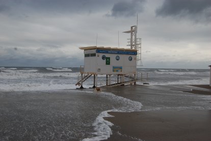 El puesto de socorrismo de la playa se convertía en un islote rodeado por el mar.